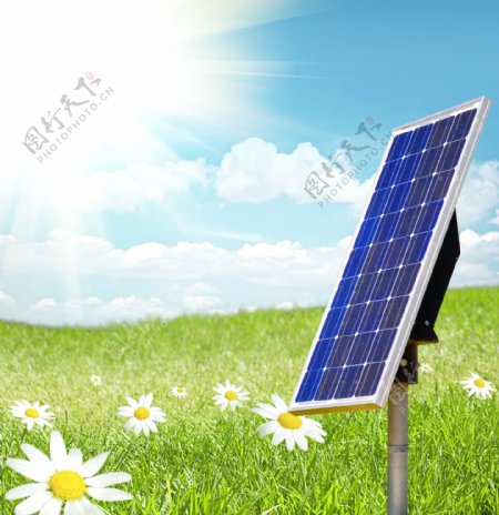 草地上的太阳能板图片