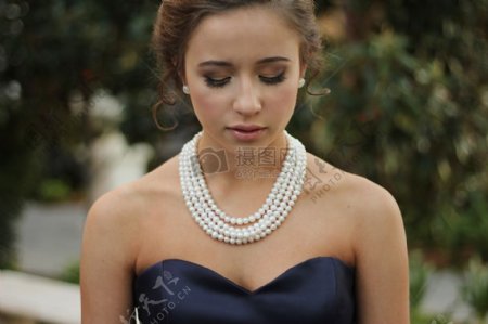 妇女打扮化妆漂亮珍珠漂亮项链耳环伴娘