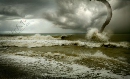 大海中的龙卷风图片