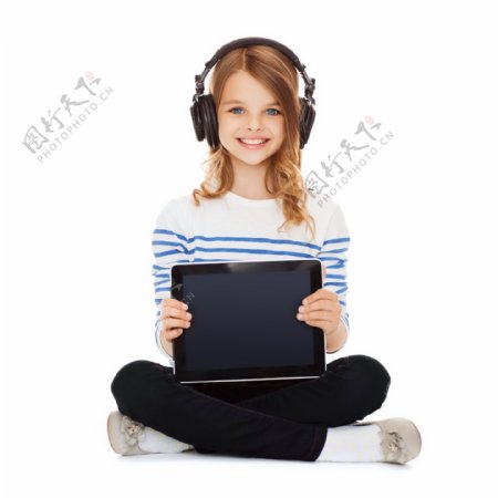 戴着耳机拿着平板电脑的女孩图片