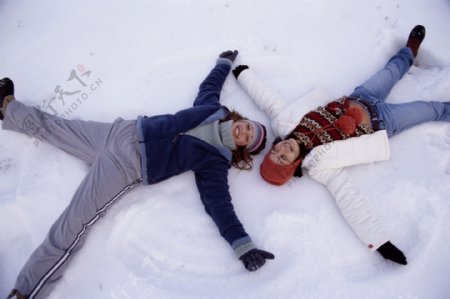 躺在雪地上的两个女人图片