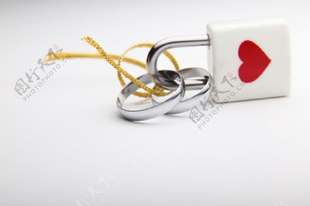 锁在一起的情侣戒指