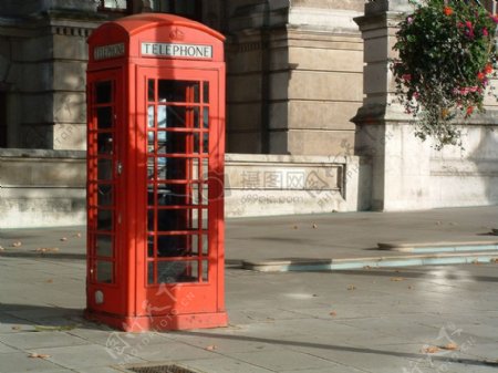 在伦敦的电话亭后面