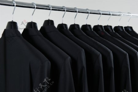 一排挂着的崭新黑色西装图片