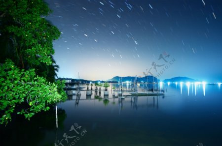 夜晚湖面景色图片