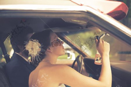 夫妇婚礼内汽车后视镜反光镜