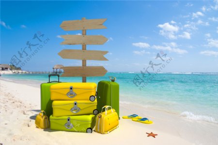 海滩上的行李箱图片