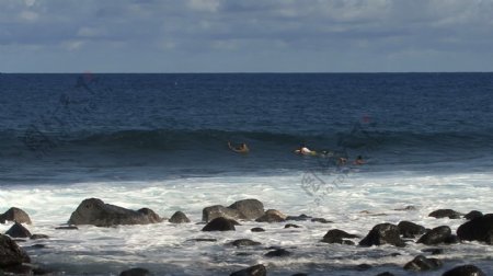 夏威夷冲浪浪溅在岩石股票视频