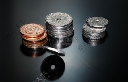 桌子上堆放的硬币