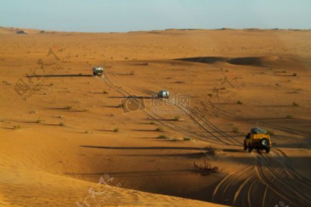 沙漠里的越野车