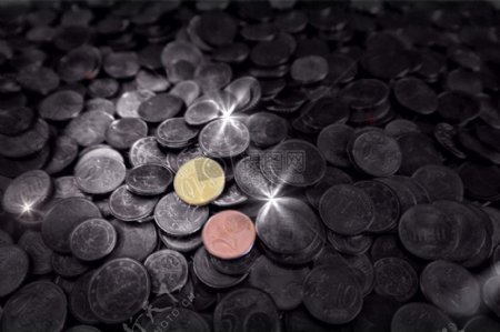 一堆放光的欧元硬币