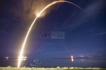 火箭发射夜轨道Spacex公司升空启动火焰推进