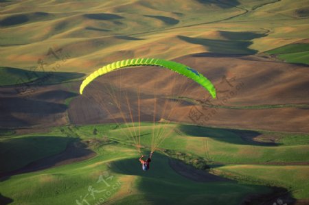 滑翔伞飞行在天空图片
