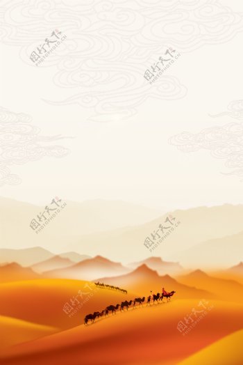 人骑着骆驼成群结队行走在沙漠中