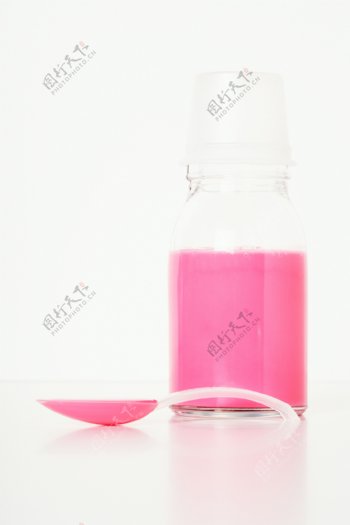 瓶子内的粉色试剂图片