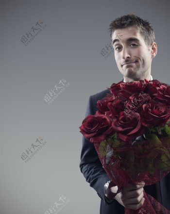 手拿玫瑰花的外国男人图片