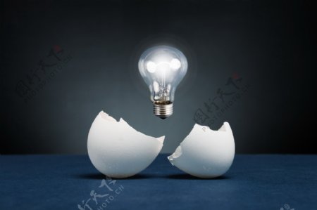 创意蛋壳与灯泡图片