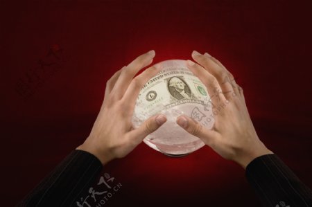 双手保护金钱图案水晶物球体图片