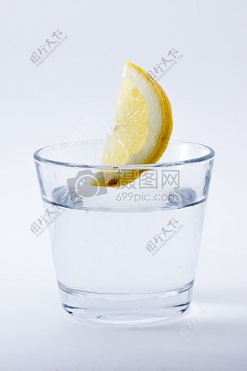 玻璃酒杯里的柠檬