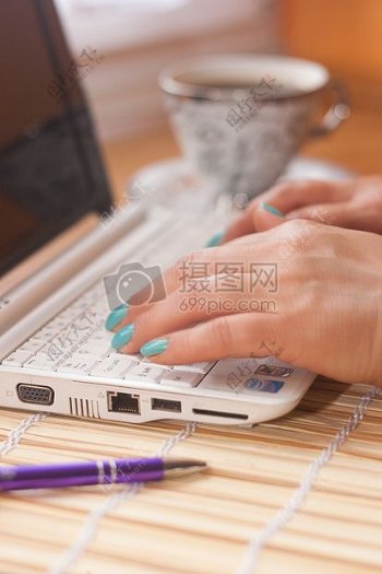 笔记本电脑笔记本电脑工作上网打字写作技术PC作家