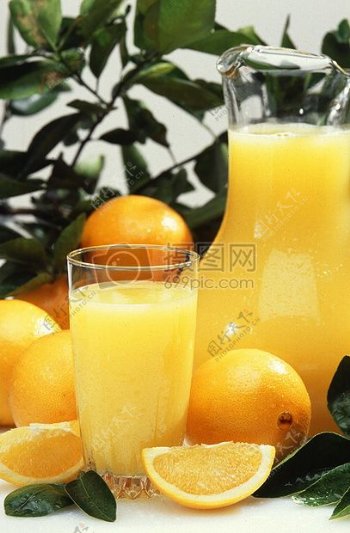 新鲜现榨的橙子果汁