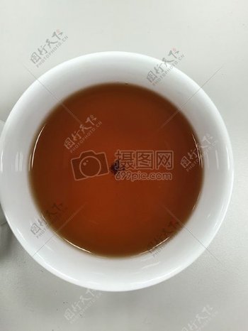 棕色的茶汤