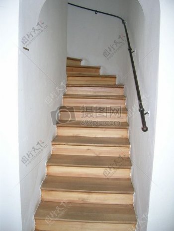 棕色的木质楼梯