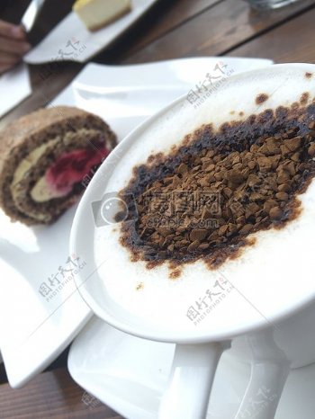 咖啡粉和果酱蛋糕
