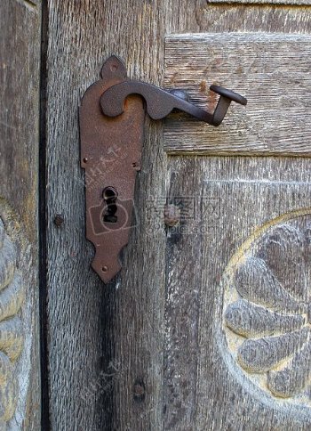 古朴的木制铜锁门