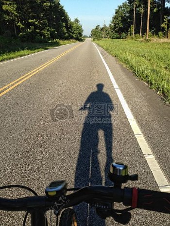 骑单车的阴影