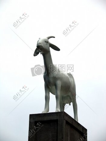 标志性建筑动物白纪念碑雕塑户外山羊