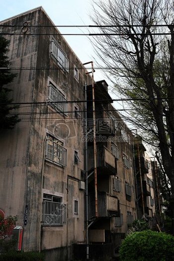 房子被遗弃混凝土块8居民统一的腐朽的公寓住宅团地jappieblock