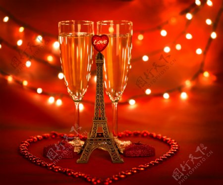 浪漫桃心里的酒杯和艾菲尔铁塔