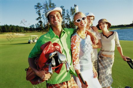 抱着高尔夫球杆的时尚男女图片