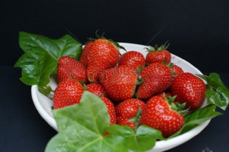 白色碟子里的草莓