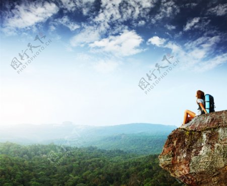 坐在山顶的女孩图片