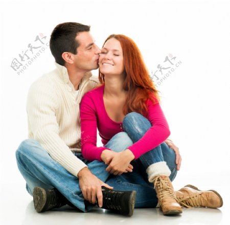 坐着亲吻的情侣图片