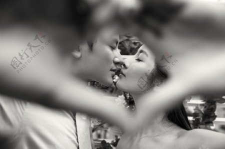 亲吻的恋人黑白艺术照图片