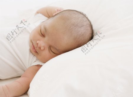 熟睡的小婴儿图片