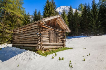 雪地木屋风景图片