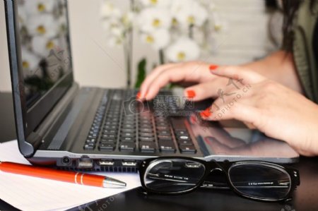 人妇女桌子笔记本电脑笔记本电脑工作打字书写窗户电脑眼镜写微软作家