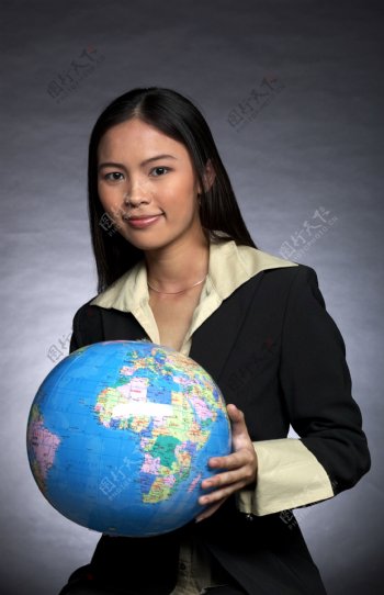 拿着地球仪的商务女人图片