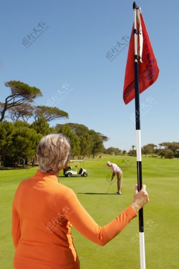 打高尔夫球的老人图片