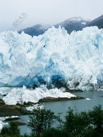 水面上的冰川美景图片