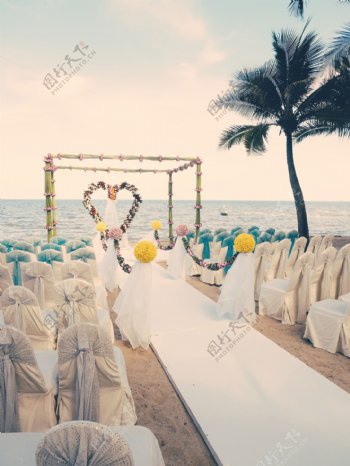 浪漫海边婚礼布置图片