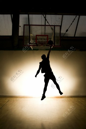 扣篮的篮球运动员图片