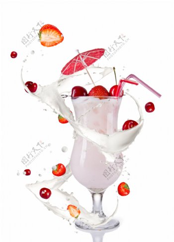 草莓樱桃围绕的饮料杯图片