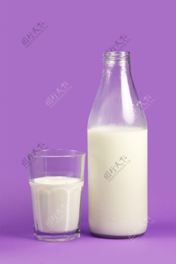 杯子与牛奶瓶图片