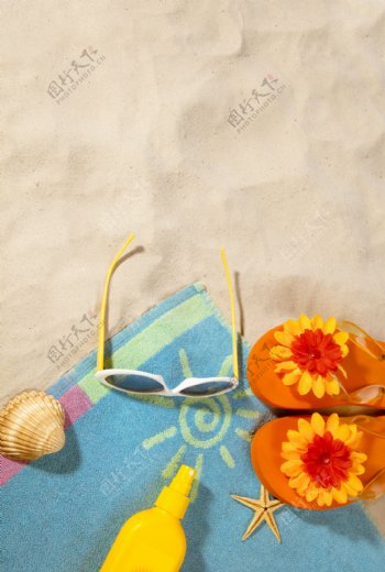 沙滩上毛巾与拖鞋