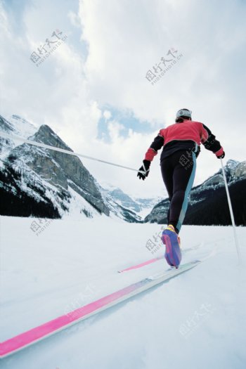 爬山的滑雪运动员摄影高清图片